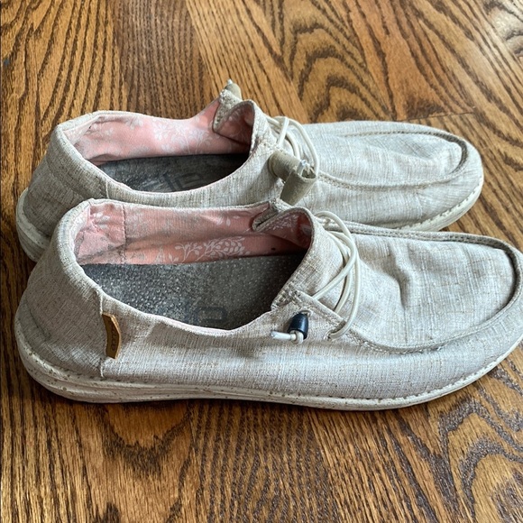 Lightweight tan women’s Hey Dude Wendy chambray slip on shoes, size 8. Great con - Picture 4 of 16